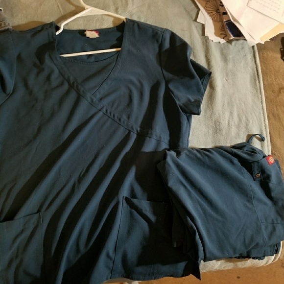 **Sold on Facebook**Dickies scrub set size large - Picture 1 of 1